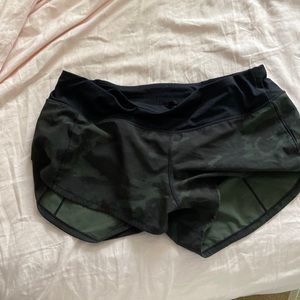 Lululemon Speed ups size 6, 2.5 inch, color dark green camo